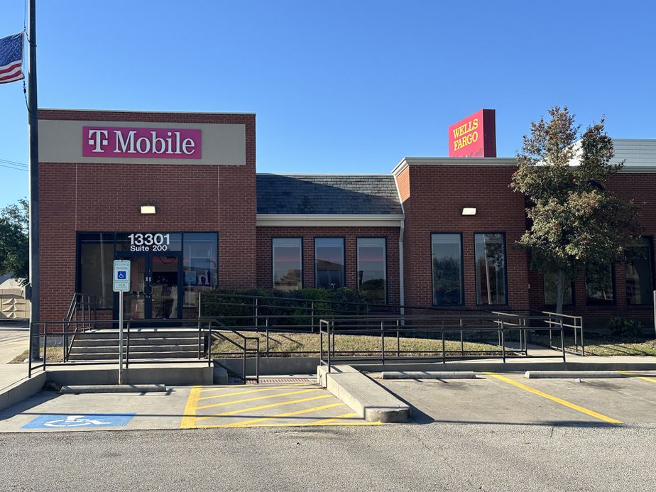 Exterior photo of T-Mobile Store at Midway & 635, Farmers Branch, TX