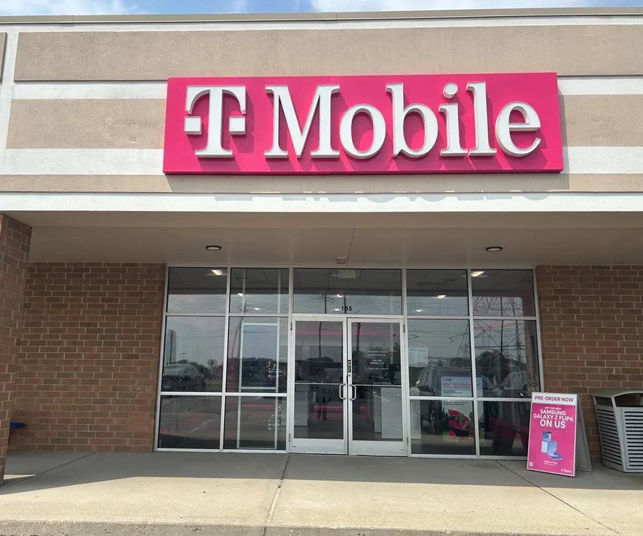  Exterior photo of T-Mobile Store at N Bend Rd & I-275, Hebron, KY 
