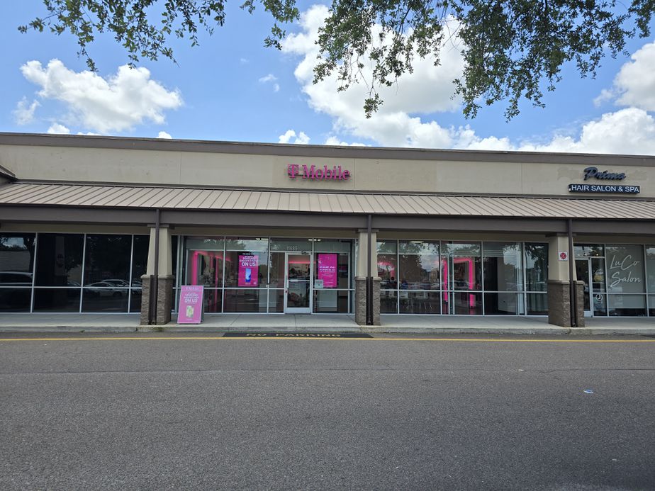 Exterior photo of T-Mobile Store at Boyette Rd & Mcmullen Rd, Riverview, FL