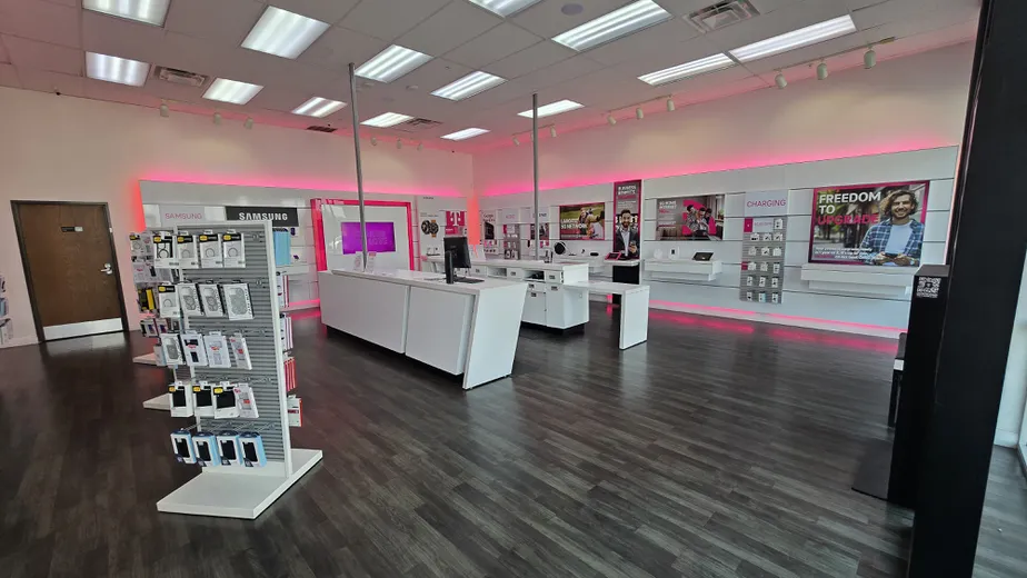  Interior photo of T-Mobile Store at Market Place Blvd & I-40, Shawnee, OK 