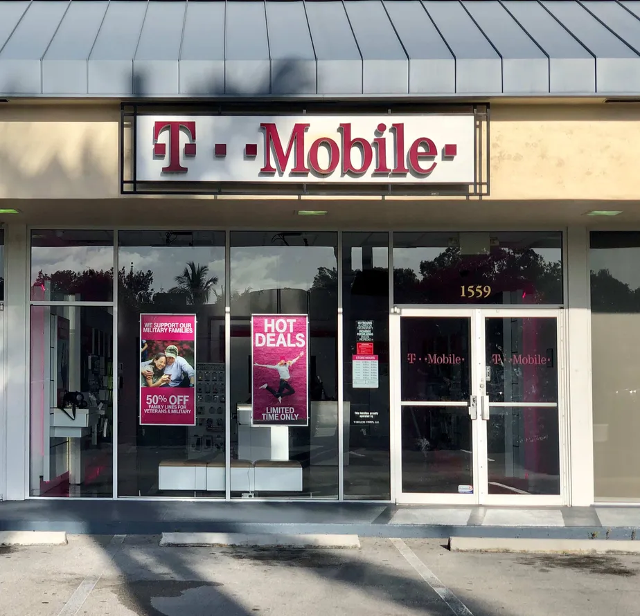 Exterior photo of T-Mobile store at S. Federal Highway & Se 17th 2, Ft Lauderdale, FL
