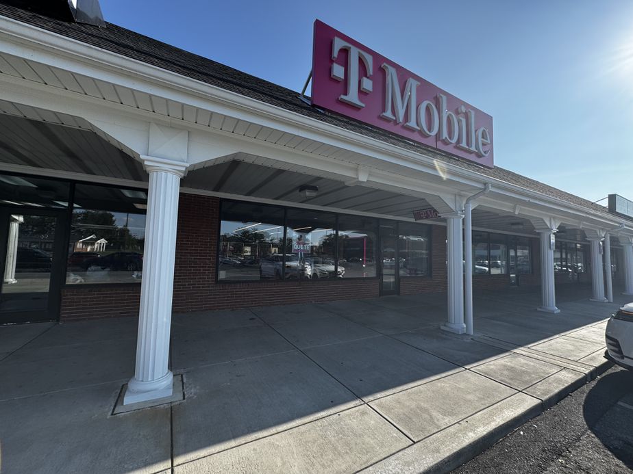 Exterior photo of T-Mobile Store at People's Plaza, Newark, DE