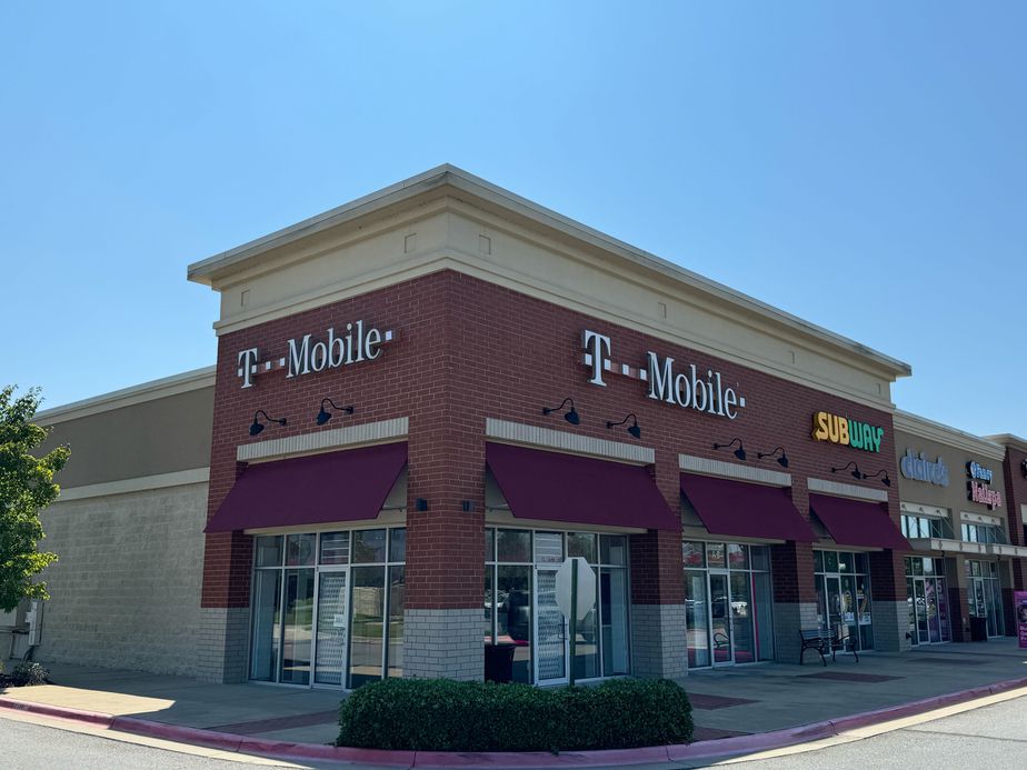 Exterior photo of T-Mobile Store at S Amity Rd & Dave Ward Drive, Conway, AR