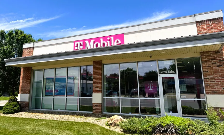  Exterior photo of T-Mobile Store at 6th St & Lincoln, Emporia, KS 