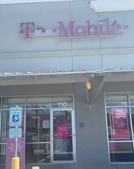 Exterior photo of T-Mobile store at N Conway & Fm 1924, Palmhurst, TX