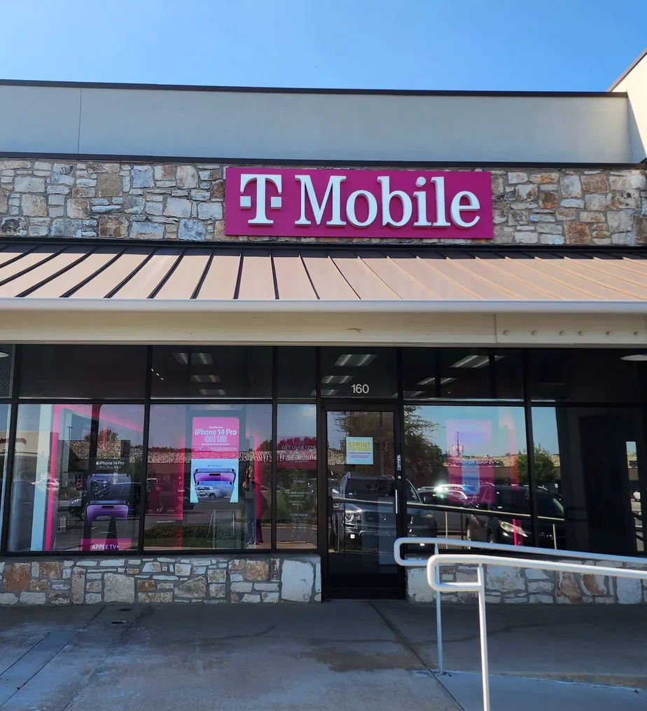 Foto del exterior de la tienda T-Mobile en Bee Caves & Walsh Tarlton, Austin, TX