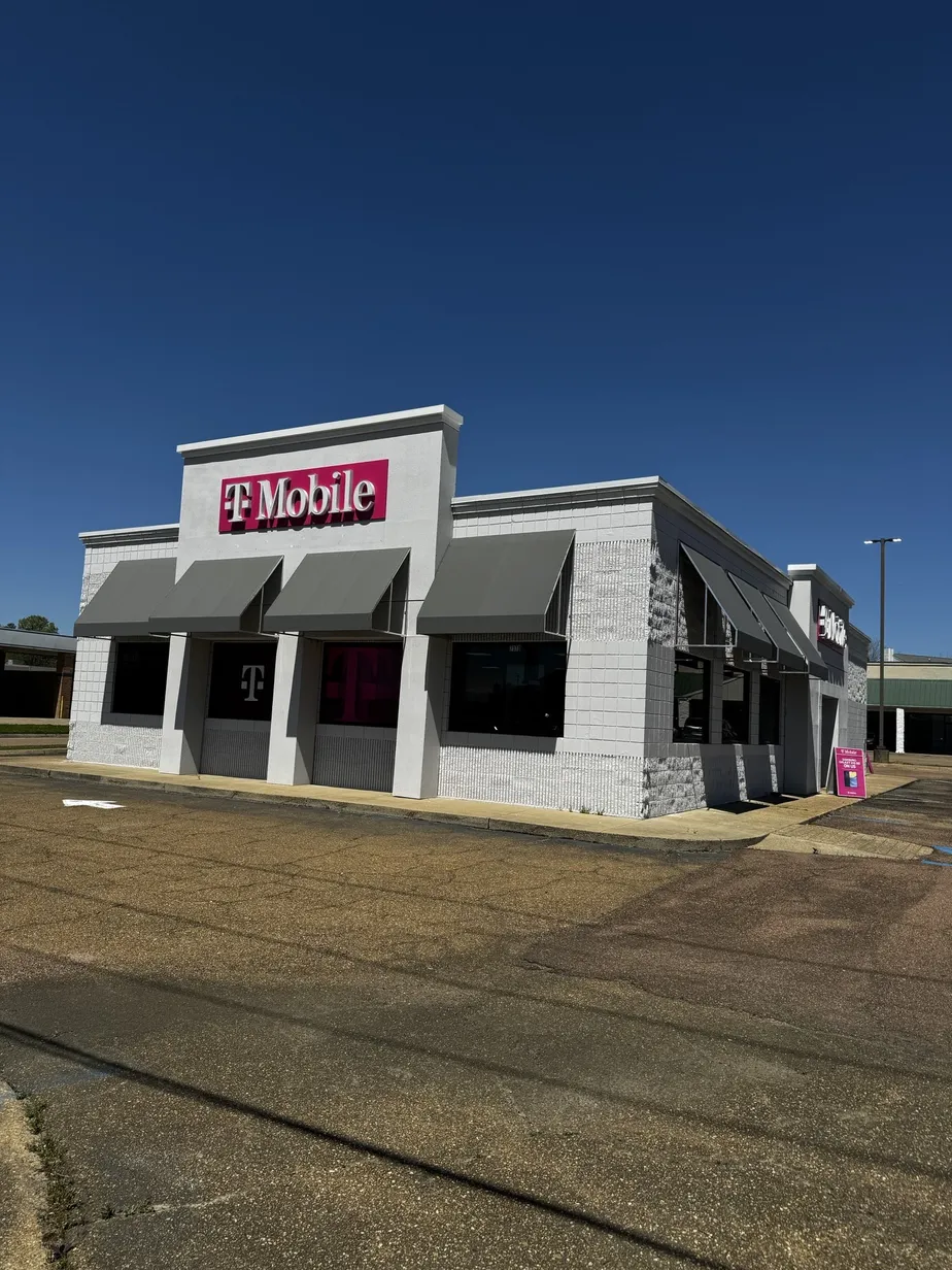  Exterior photo of T-Mobile Store at S Siwell Rd & Byram Dr, Byram, MS 