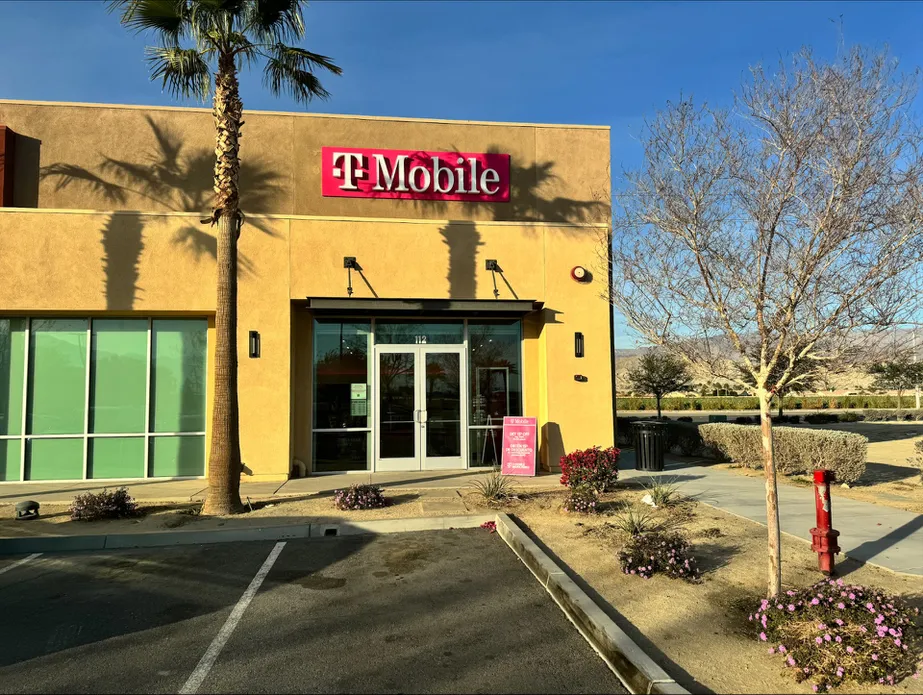 Foto del exterior de la tienda T-Mobile en The Palms at Indio, Indio, CA