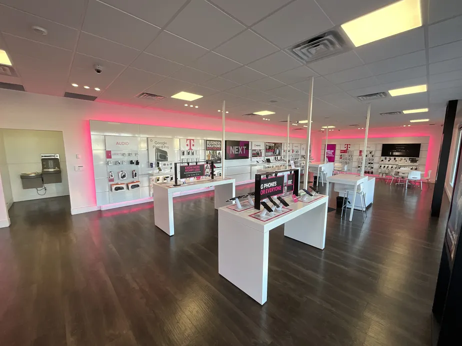Foto del interior de la tienda T-Mobile en General Screven & Elma G Miles, Hinesville, GA