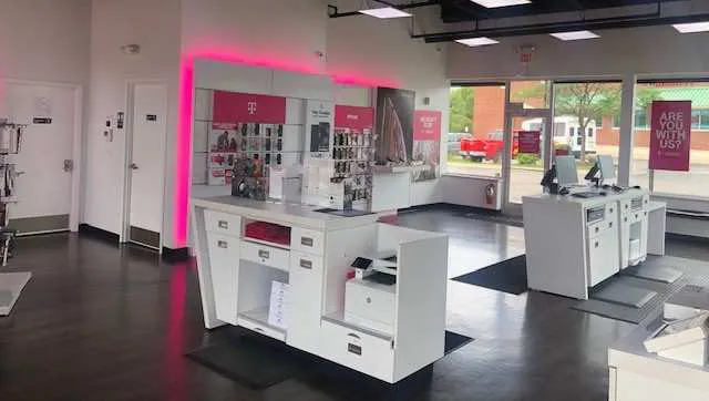 Foto del interior de la tienda T-Mobile en W. Grand River Ave & Cross Street, Brighton, MI