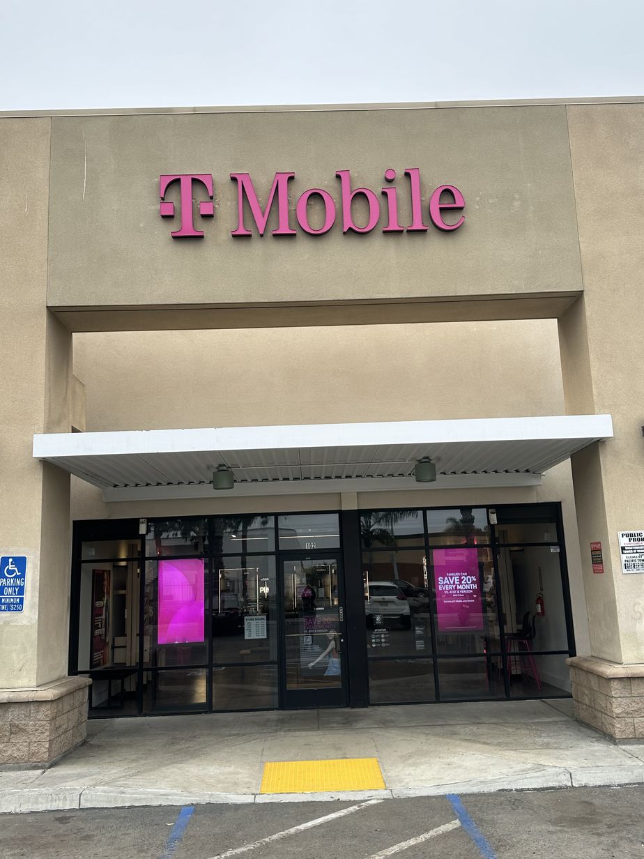 Exterior photo of T-Mobile Store at Broadway & Oxford St, Chula Vista, CA