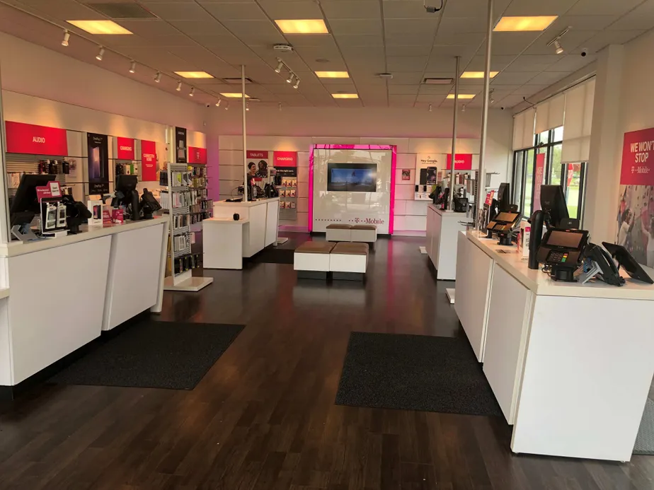 Foto del interior de la tienda T-Mobile en S. 27th & West Loomis, Milwaukee, WI