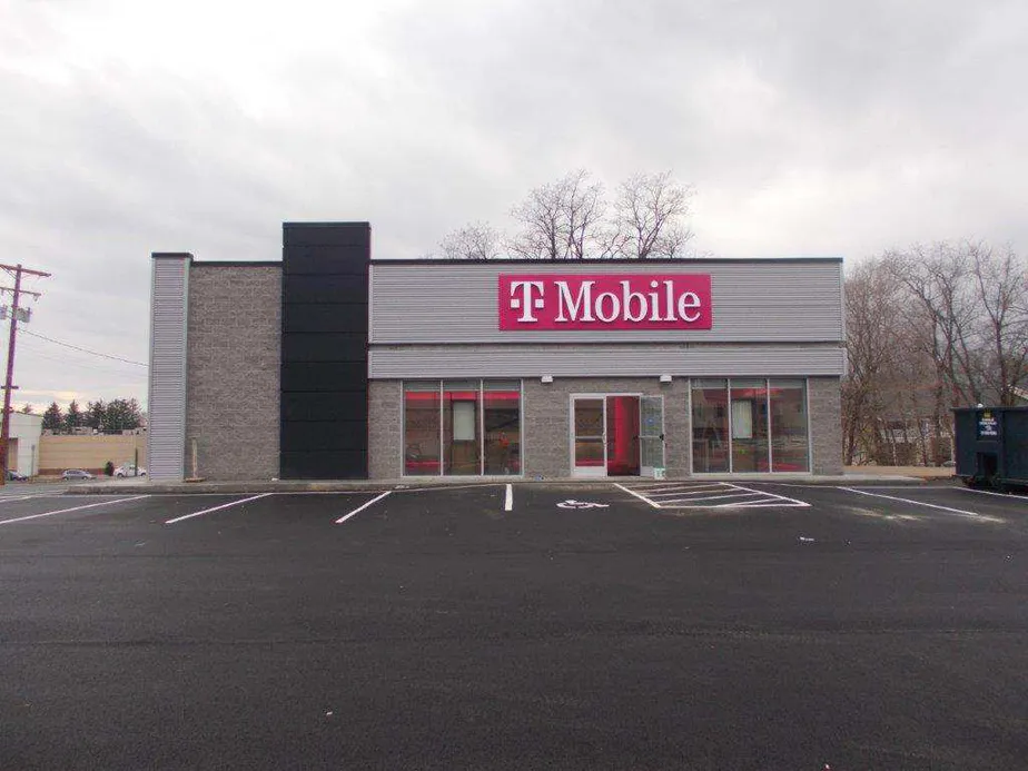 Exterior photo of T-Mobile store at Quentin Rd & Summit St, Lebanon, PA