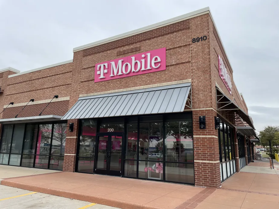 Foto del exterior de la tienda T-Mobile en McKinney Towne Crossing, Mckinney, TX