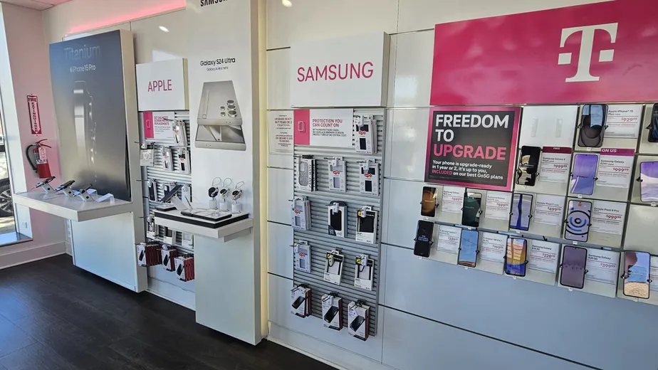  Interior photo of T-Mobile Store at 106th & Ewing, Chicago, IL 