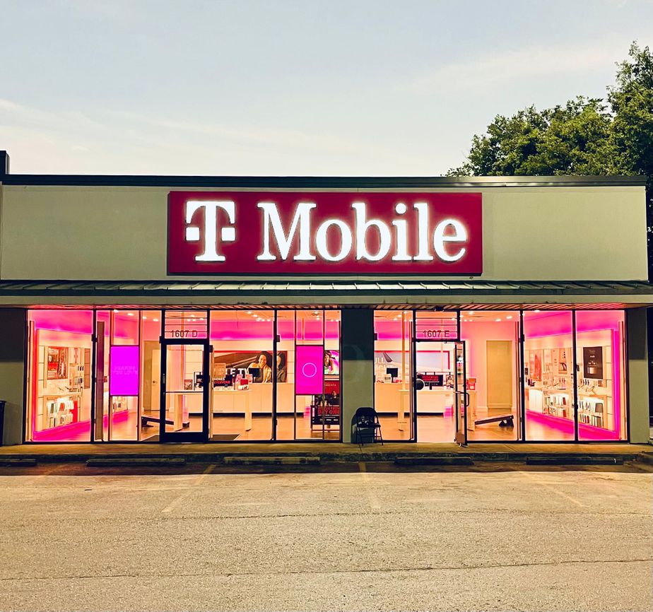 Exterior photo of T-Mobile Store at Albert Pike Rd & Airport Rd, Hot Springs, AR