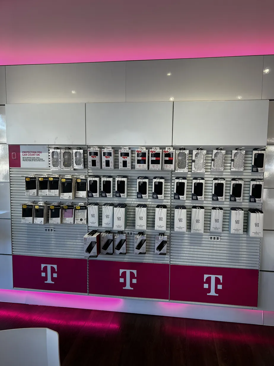 Foto del interior de la tienda T-Mobile en Market St & Mckenzie Ln, Flowood, MS