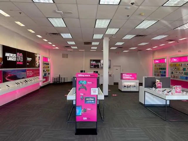 Foto del interior de la tienda T-Mobile en E 1st Ave & Prospect St 2, Roselle, NJ