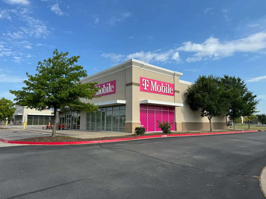  Exterior photo of T-Mobile Store at Hillside Dr & E Lansing St, Broken Arrow, OK 