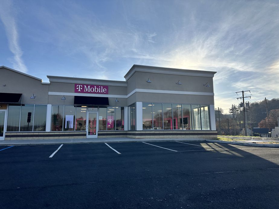 Exterior photo of T-Mobile Store at Hunter Hwy & Runway Rd, Tunkhannock, PA