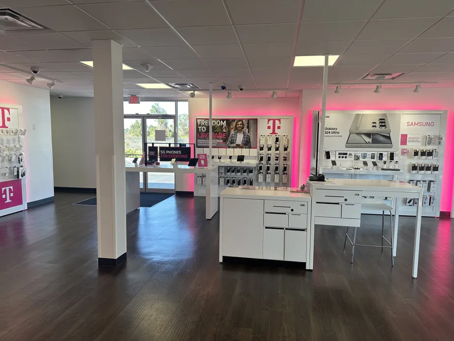  Interior photo of T-Mobile Store at US 301 & Walmart Way, Starke, FL 