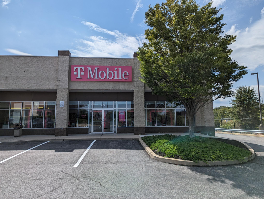  Exterior photo of T-Mobile Store at Shrewsbury Commons, Shrewsbury, PA 
