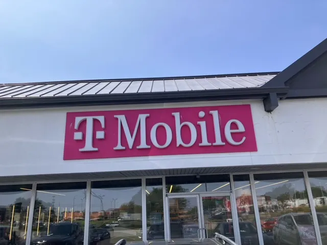  Exterior photo of T-Mobile Store at Crawfordsville Rd & Augusta Dr N, Indianapolis, IN 