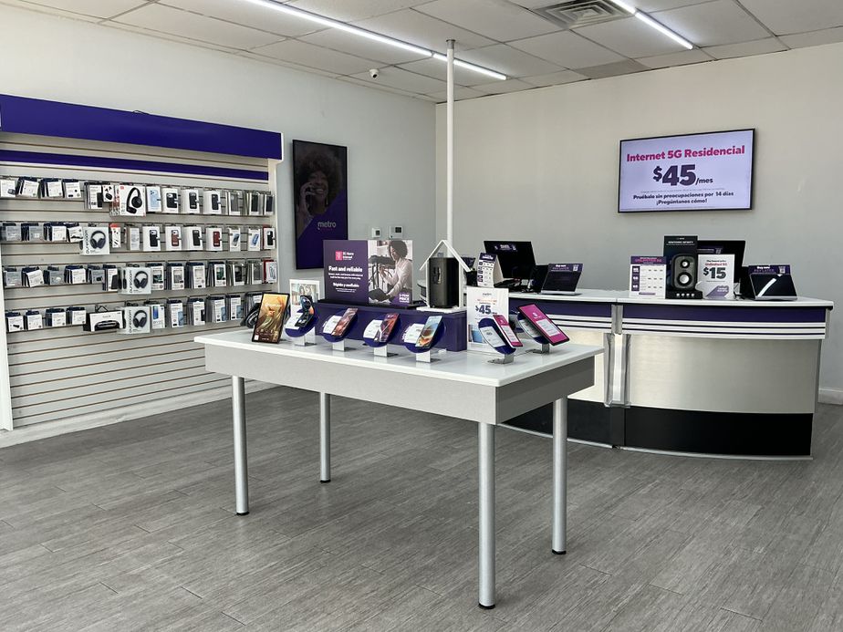 Metro by T-Mobile 12313 BELLAIRE BLVD, - 12313 BELLAIRE BLVD, 