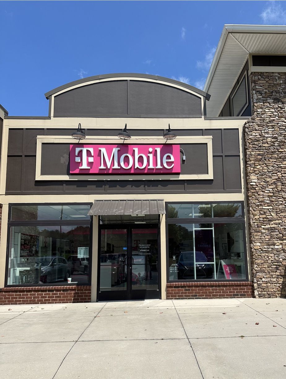  Exterior photo of T-Mobile Store at Ltl Debbie Pkwy & Jac Cate Rd, Ooltewah, TN 