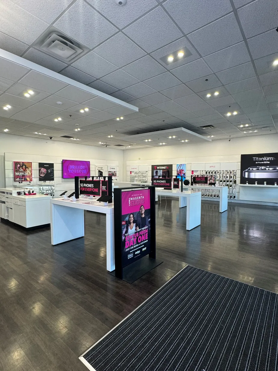 Foto del interior de la tienda T-Mobile en Valencia Marketplace, Stevenson Ranch, CA