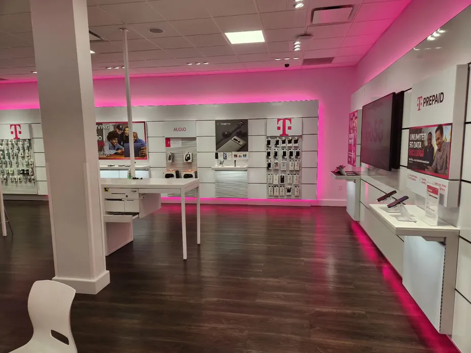  Interior photo of T-Mobile Store at Algiers Plaza, New Orleans, LA 
