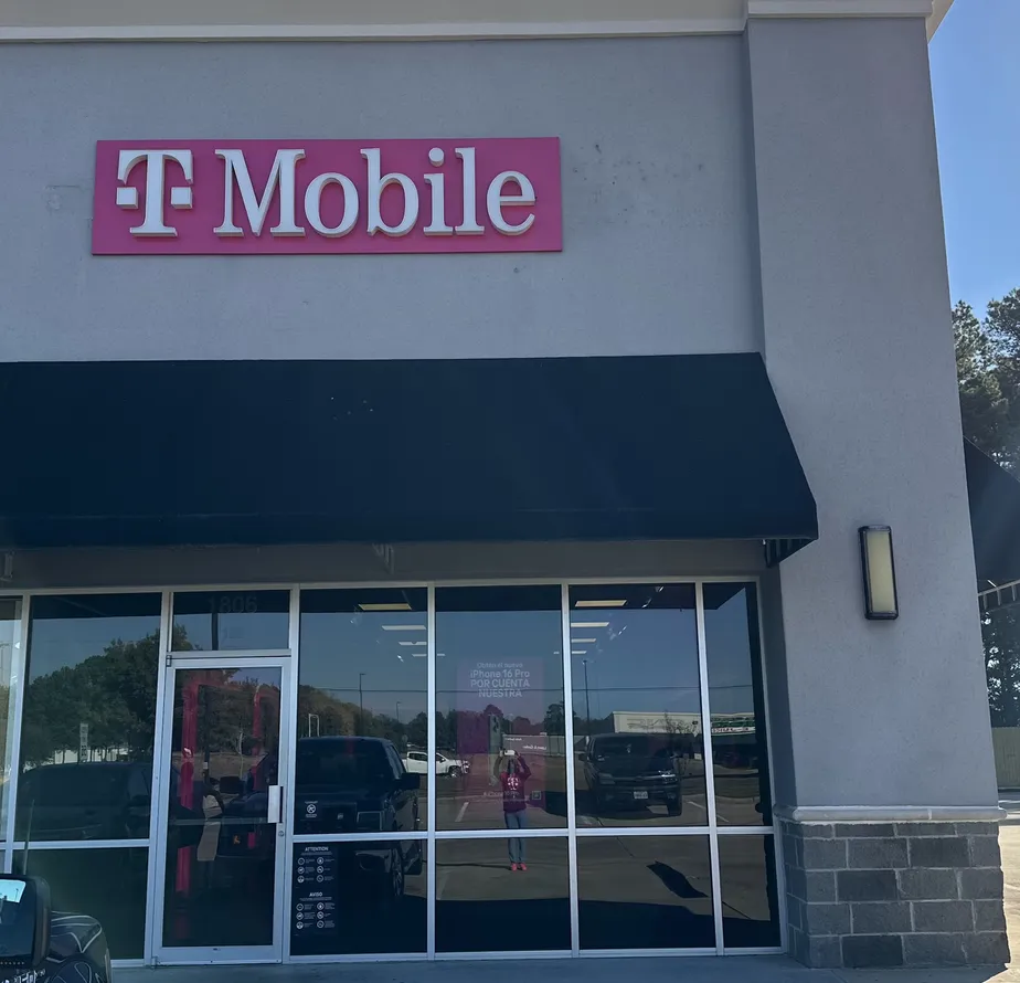  Exterior photo of T-Mobile Store at E End Blvd N & Lawson St, Marshall, TX 