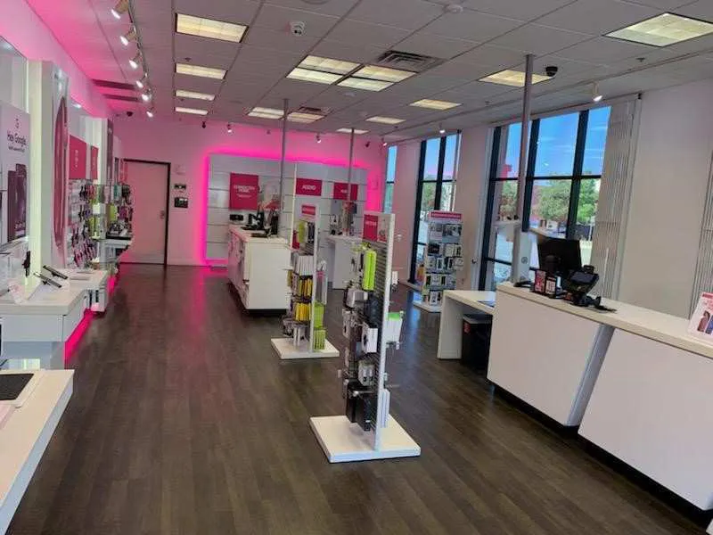 Foto del interior de la tienda T-Mobile en Florida & Gilmore, Hemet, CA