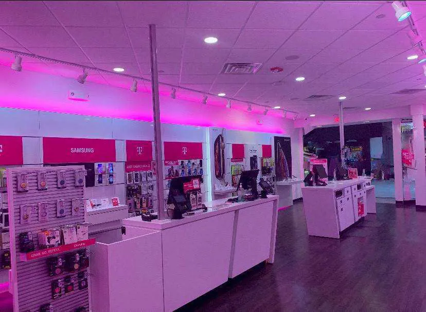Foto del interior de la tienda T-Mobile en Bay Park Square Mall, Green Bay, WI