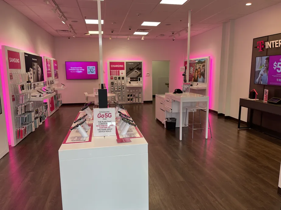 Foto del interior de la tienda T-Mobile en Purcellville Gateway, Purcellville, VA
