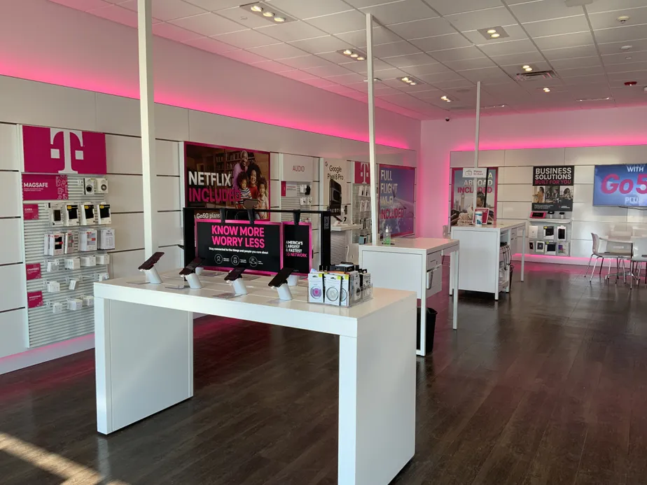  Interior photo of T-Mobile Store at Route 60 & Milwaukee Ave, Vernon Hills, IL 