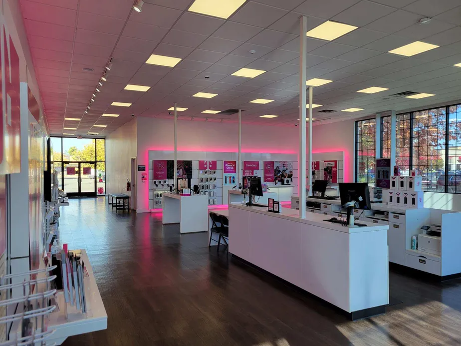 Foto del interior de la tienda T-Mobile en East F St & N Maag Ave, Oakdale, CA