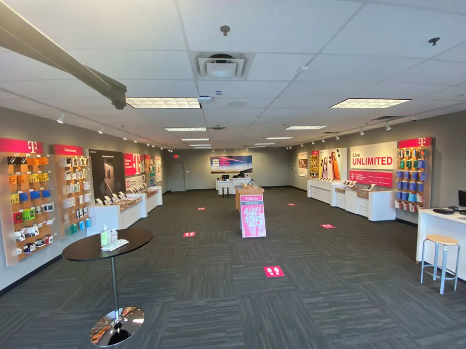 Foto del interior de la tienda T-Mobile en Glynn Isle & Altama Ave, Brunswick, GA