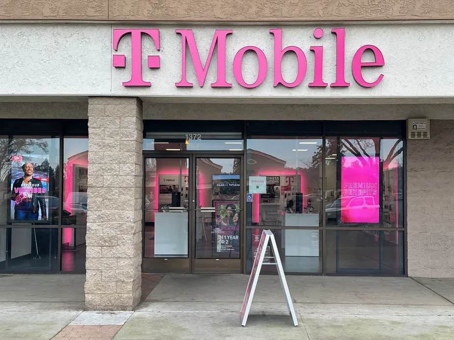 Foto del exterior de la tienda T-Mobile en Olive & Austin, Merced, CA