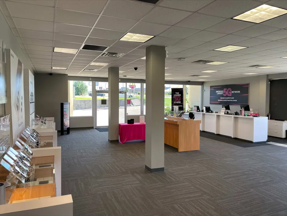 Foto del interior de la tienda T-Mobile en SW Topeka Blvd & SW 30th St, Topeka, KS