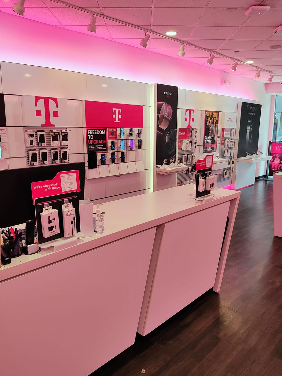 Interior photo of T-Mobile Store at Bay Park Square, Green Bay, WI