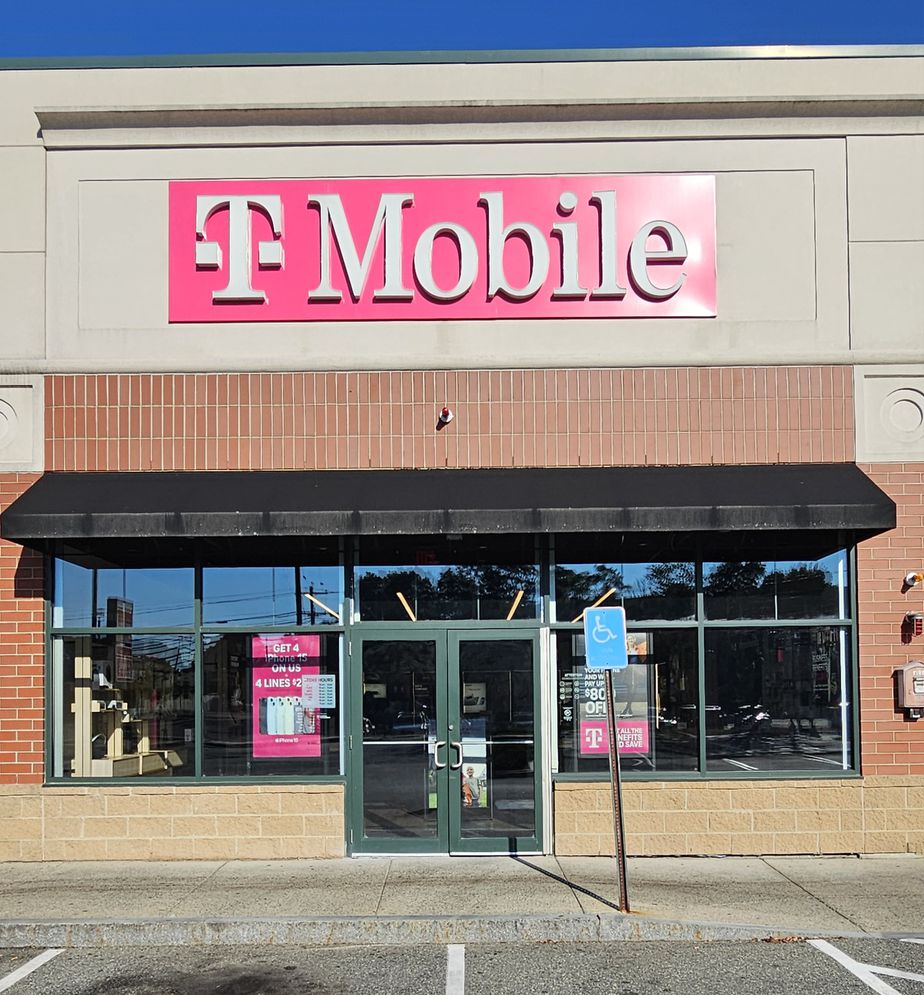 Exterior photo of T-Mobile Store at Paradise & Vinnin, Swampscott, MA