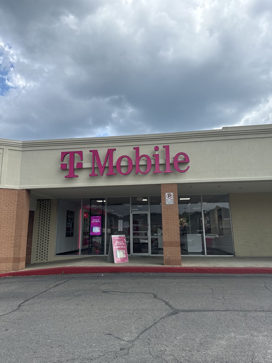  Exterior photo of T-Mobile Store at W Walnut Ave & S Tibbs Rd, Dalton, GA 