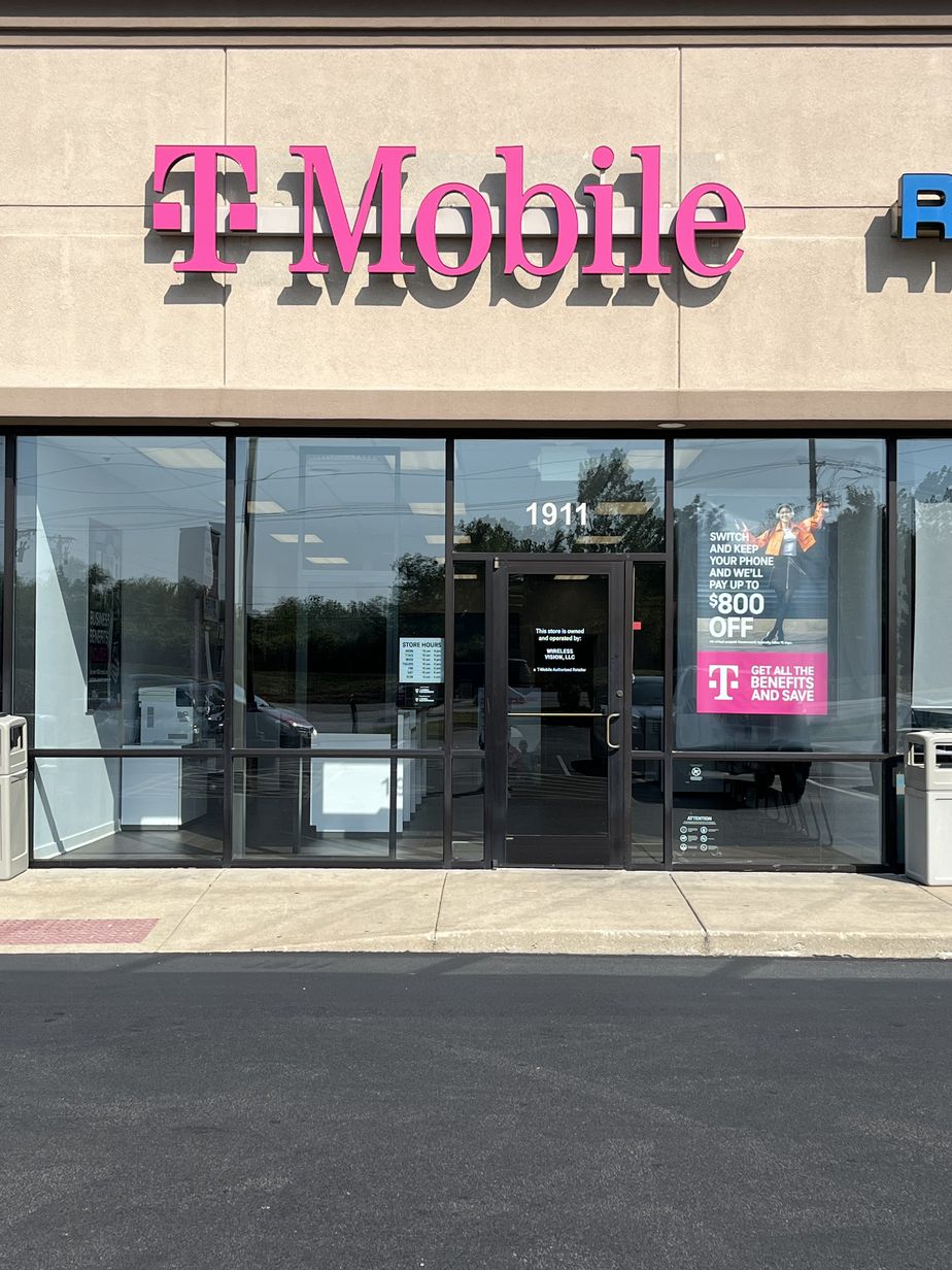 Exterior photo of T-Mobile Store at Vaughn Rd & Memorial Ln, Wood River, IL