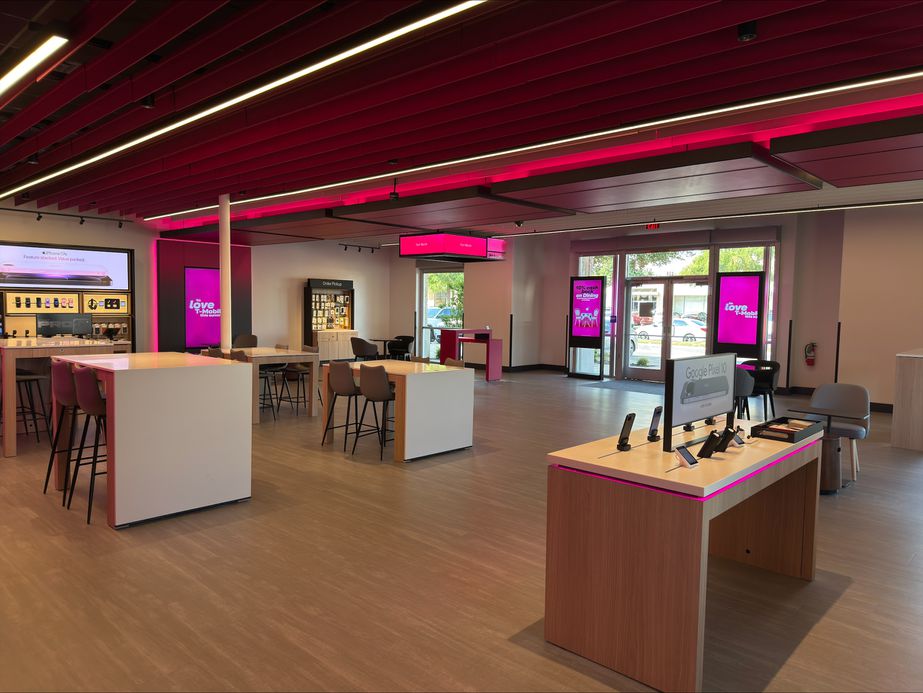 T-Mobile Overton Ridge Blvd & S Hulen St - 4811 Overton Ridge Blvd 