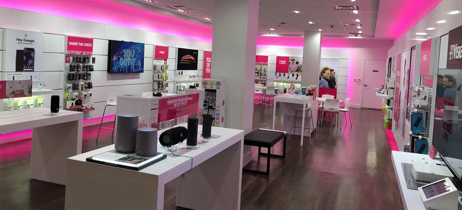 Foto del interior de la tienda T-Mobile en Ballston Quarter Mall, Arlington, VA