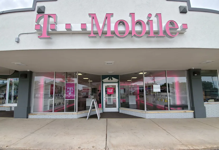 Foto del exterior de la tienda T-Mobile en Vermillion St & 12th St, Hastings, MN