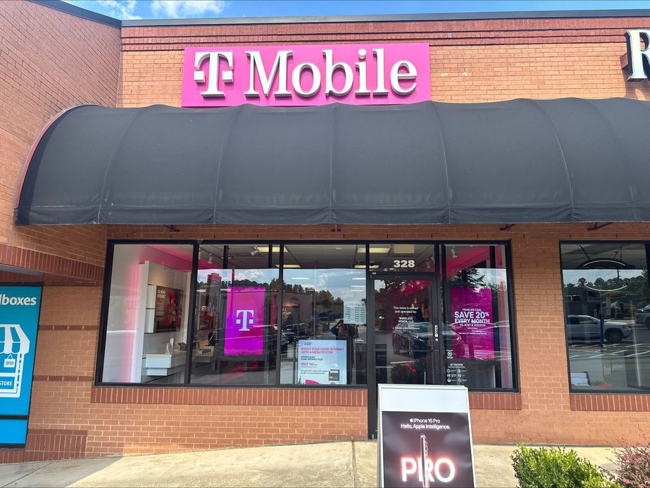Exterior photo of T-Mobile Store at N Cobb Pky & Acworth Due West, Acworth, GA