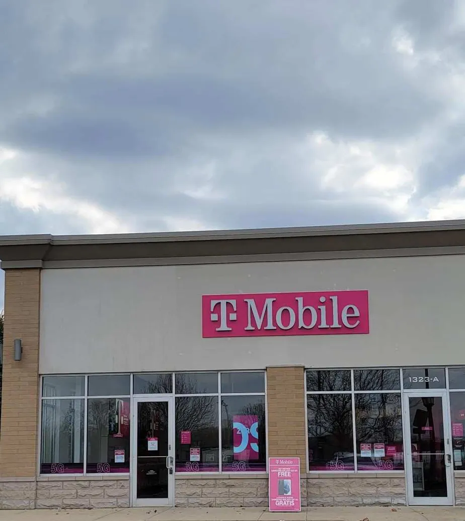 Exterior photo of T-Mobile store at W Lake St & N Itasca Rd, Addison, IL