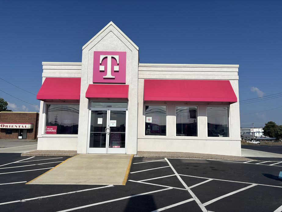 Exterior photo of T-Mobile Store at N Locust Ave & Helton Dr, Lawrenceburg, TN